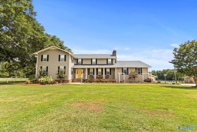 view of front facade featuring a front lawn