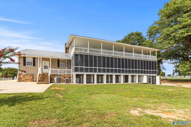 view of front of house featuring central air condition unit and a front yard