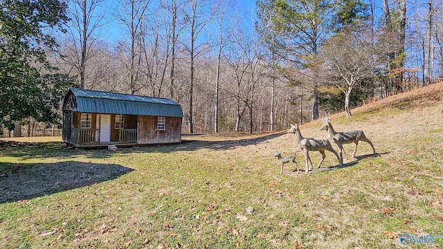 view of yard featuring an outbuilding