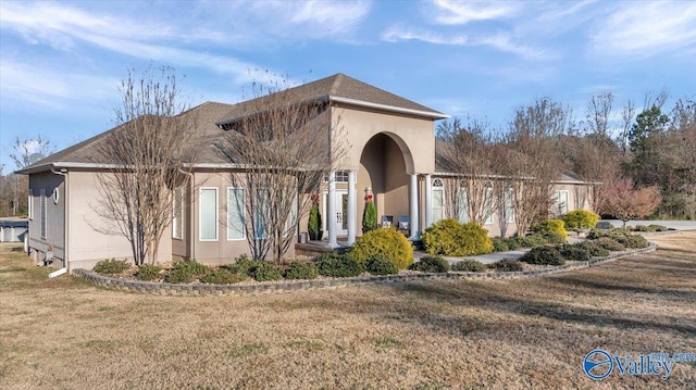 view of side of property featuring a lawn