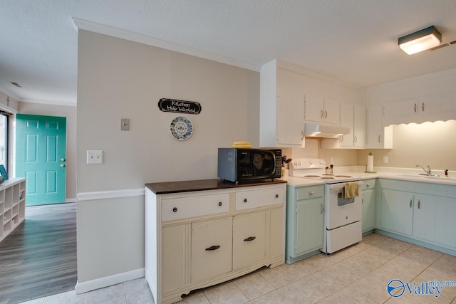 kitchen featuring sink, white range with electric cooktop, crown molding, a textured ceiling, and light wood-type flooring