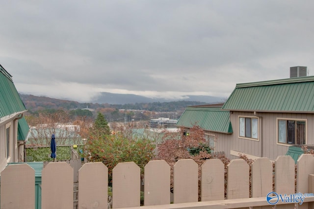 view of yard featuring a mountain view