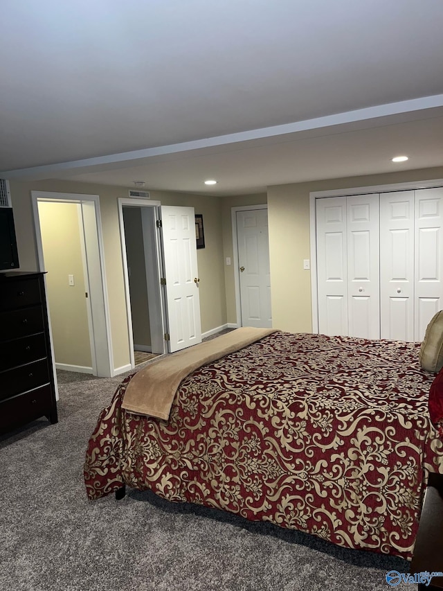 bedroom featuring carpet flooring and a closet