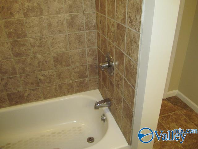 bathroom with tub / shower combination