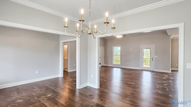 empty room with an inviting chandelier, baseboards, dark wood-style flooring, and ornamental molding