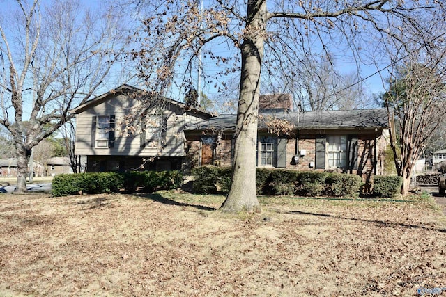 view of front of property with a front yard