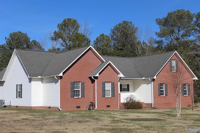 view of front of property featuring a front yard and cooling unit