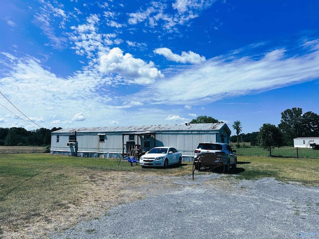 manufactured / mobile home with a front yard