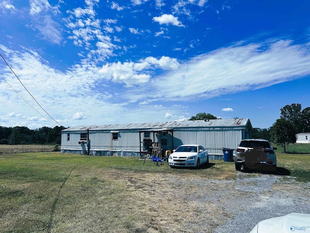 view of front of home featuring a front yard