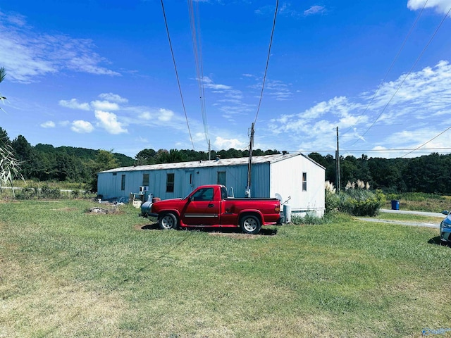 view of front of property featuring a front yard