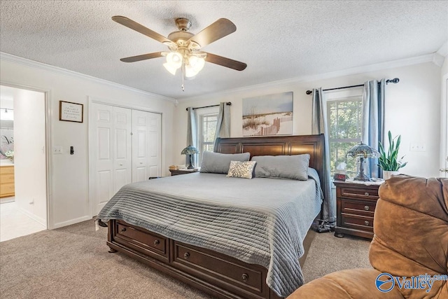 bedroom with a closet, light carpet, a textured ceiling, and ceiling fan