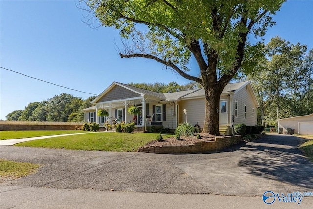 single story home with a front yard