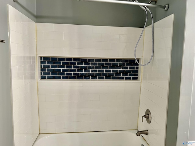 bathroom featuring tiled shower / bath