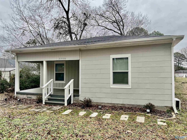 view of front of property featuring a porch