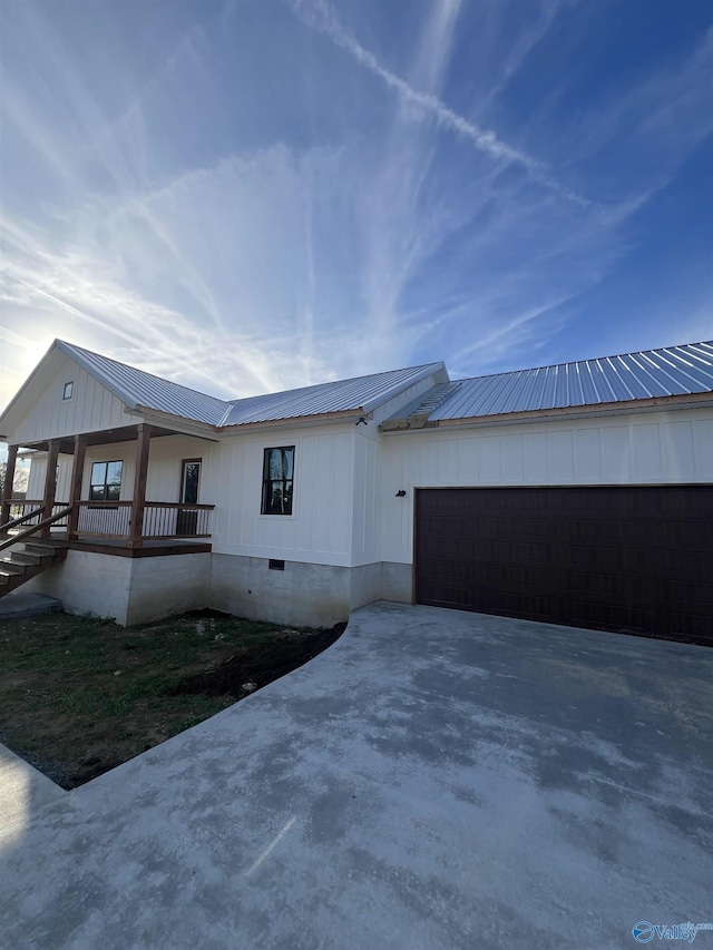 view of front facade featuring a garage and covered porch