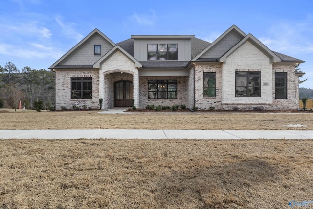 view of front facade featuring a front yard