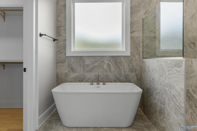 bathroom featuring a washtub