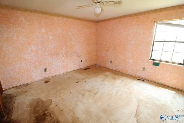 empty room featuring a ceiling fan