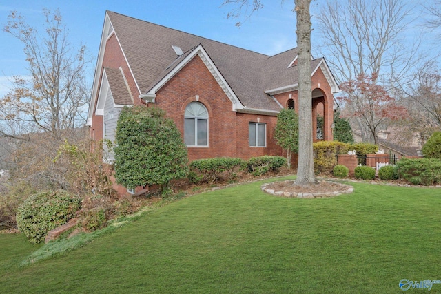 view of front of property featuring a front yard