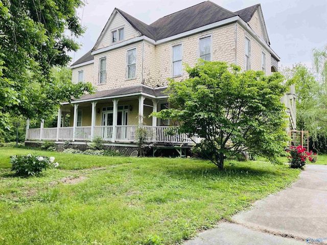 view of front of property featuring a front lawn and a porch