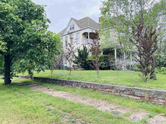 view of front of house with a front lawn