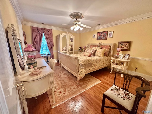 bedroom featuring ornamental molding, light hardwood / wood-style floors, and ceiling fan