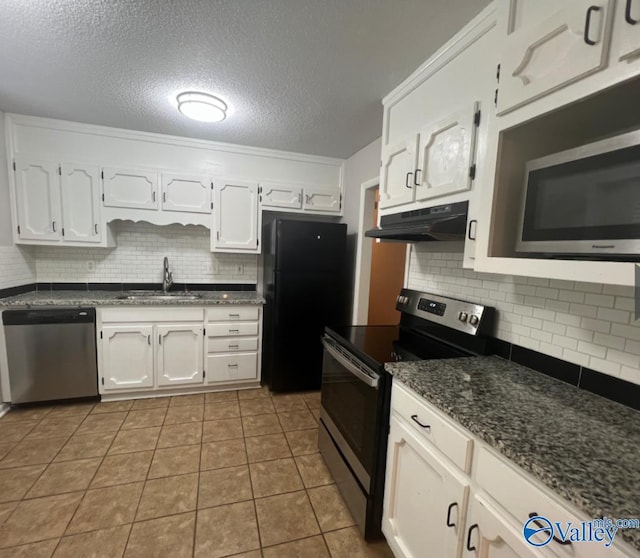 1008 Brighton Cir, Huntsville, AL 35803 - kitchen with appliances with stainless steel finishes, under cabinet range hood, a sink, backsplash, and white cabinetry