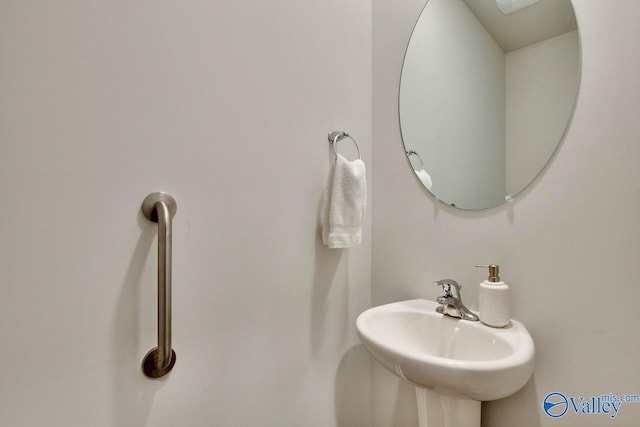 bathroom featuring sink