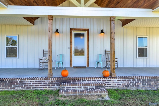 entrance to property featuring covered porch