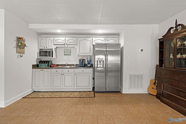 1176 N Lake Forest Dr, Southside, AL 35907 - kitchen featuring stainless steel appliances, a sink, dark countertops, baseboards, and visible vents