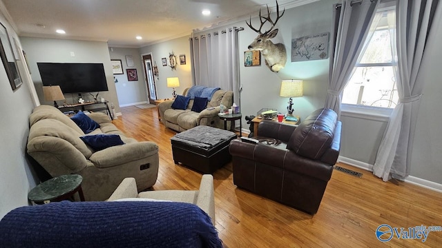 living room featuring baseboards, visible vents, ornamental molding, wood finished floors, and recessed lighting