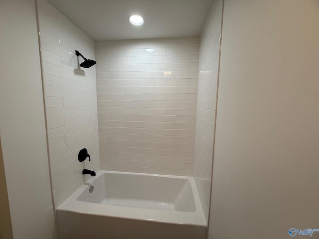 bathroom with tiled shower / bath combo