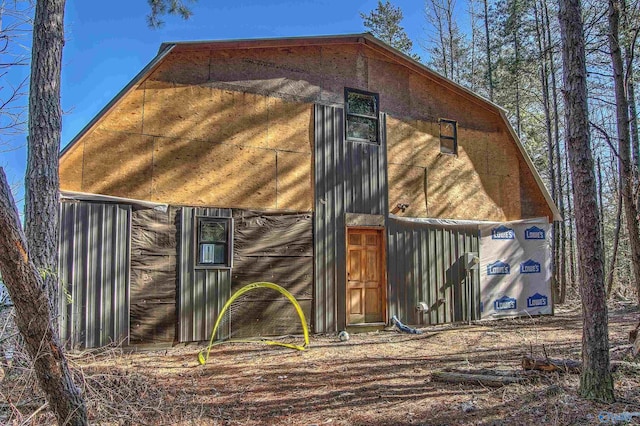 view of side of home featuring an outdoor structure