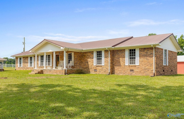 view of front of house featuring a front lawn