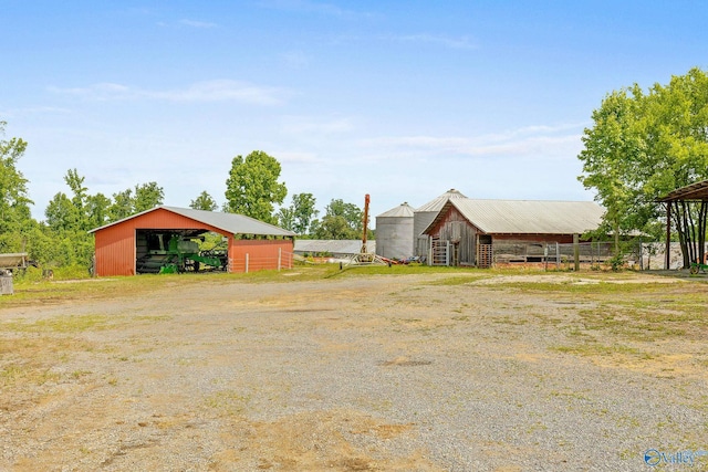 view of yard with an outdoor structure