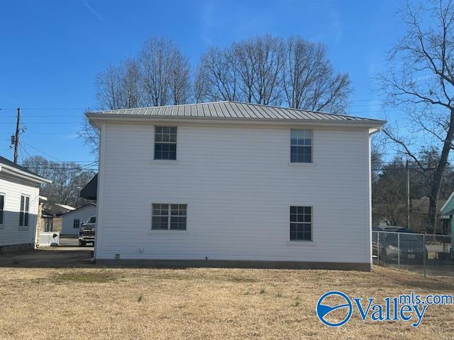 view of side of property featuring a yard