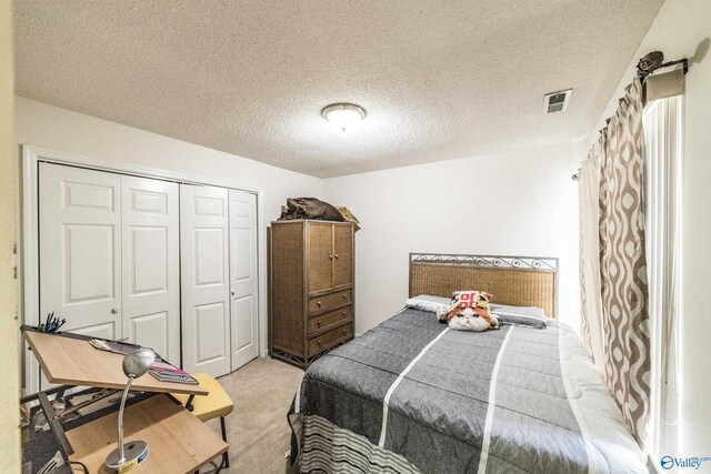 106 Spinnaker Ridge Dr, Huntsville, AL 35824 - bedroom featuring a textured ceiling, visible vents, light carpet, and a closet