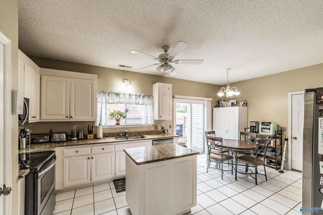 106 Spinnaker Ridge Dr, Huntsville, AL 35824 - kitchen featuring visible vents, a center island, a sink, ceiling fan with notable chandelier, and stainless steel appliances