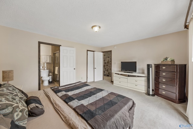 2009 Rangewood Cir, Huntsville, AL 35803 - bedroom featuring light colored carpet, ensuite bathroom, and a textured ceiling