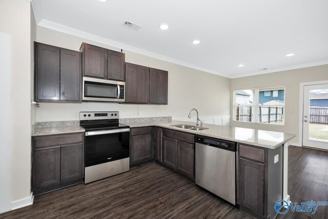 6032 Barringer Ct, Huntsville, AL 35806 - kitchen with a peninsula, visible vents, appliances with stainless steel finishes, a sink, and dark wood-style floors