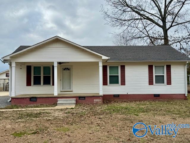 view of front facade with a front yard and covered porch