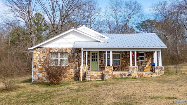 view of front of property featuring a porch and a front yard