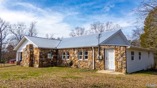 view of front of property featuring a front lawn