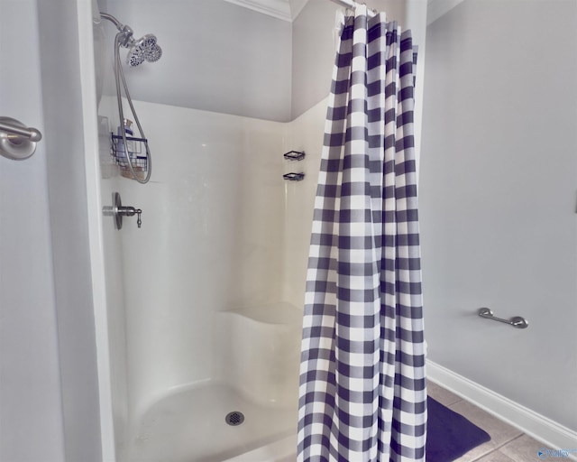 full bath featuring tile patterned floors, baseboards, and a shower with curtain