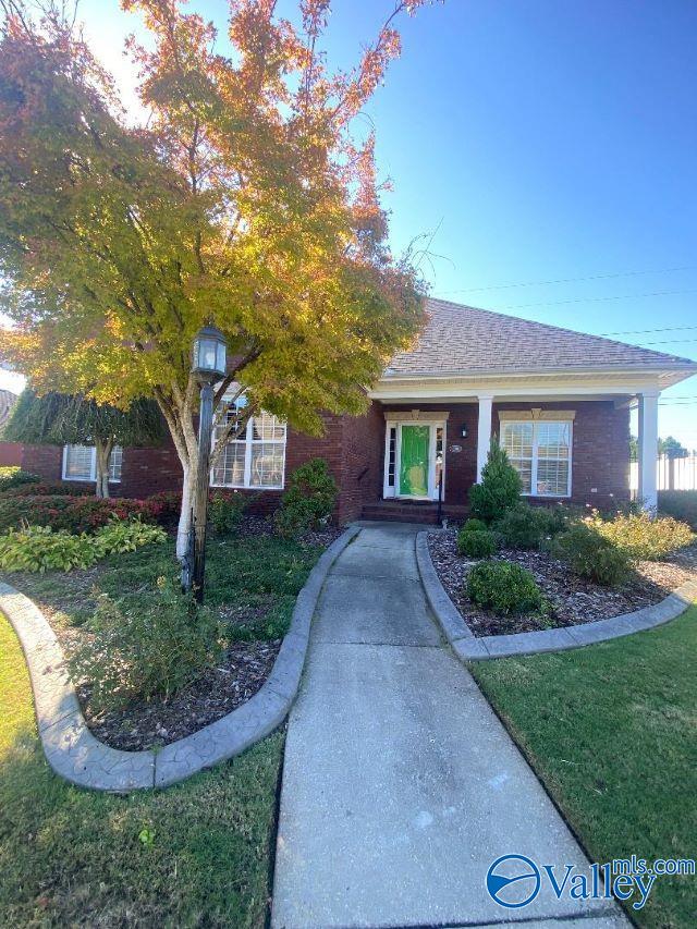 view of front facade featuring a front lawn