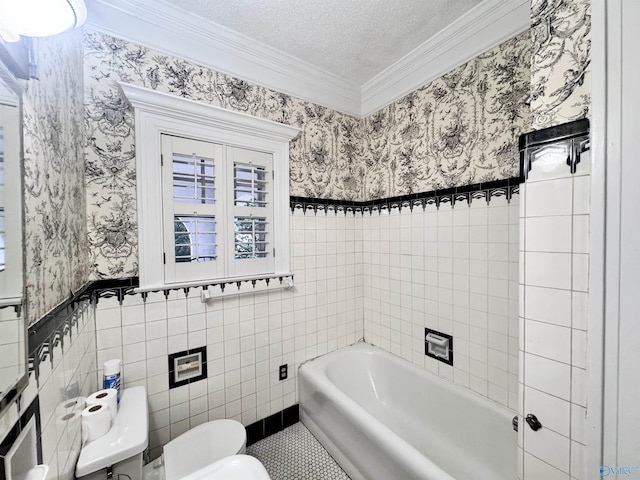 102 Jackson St, Albertville, AL 35950 - full bath featuring wallpapered walls, a bathtub, a wainscoted wall, toilet, and a textured ceiling