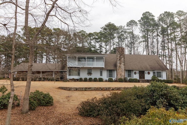 view of front of home featuring a balcony