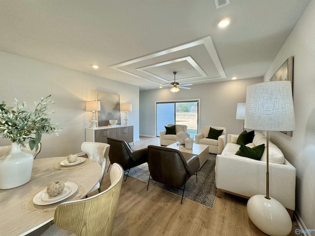 living area featuring recessed lighting, baseboards, light wood finished floors, visible vents, and a ceiling fan