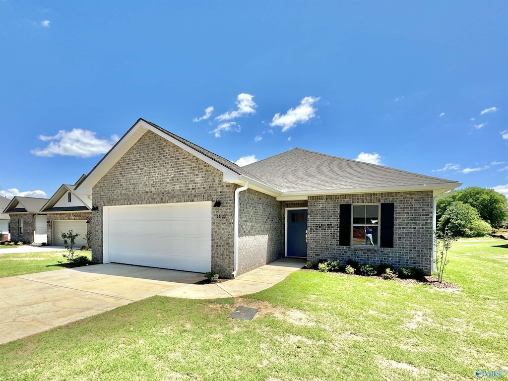 view of front of home featuring a front yard and a garage