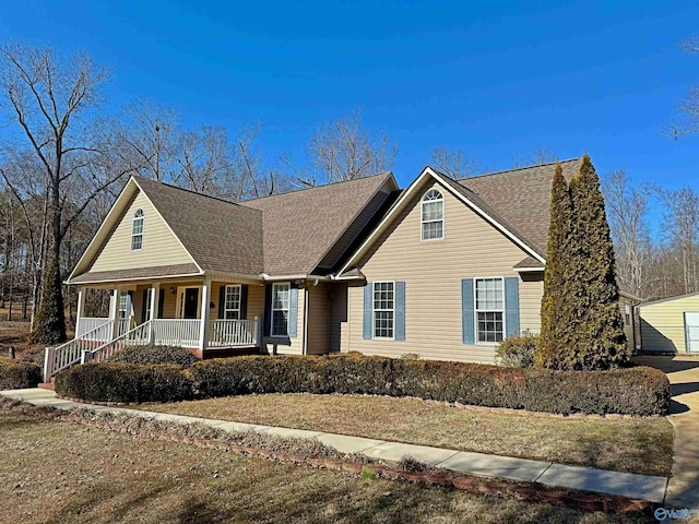 view of front facade featuring a porch and a front yard